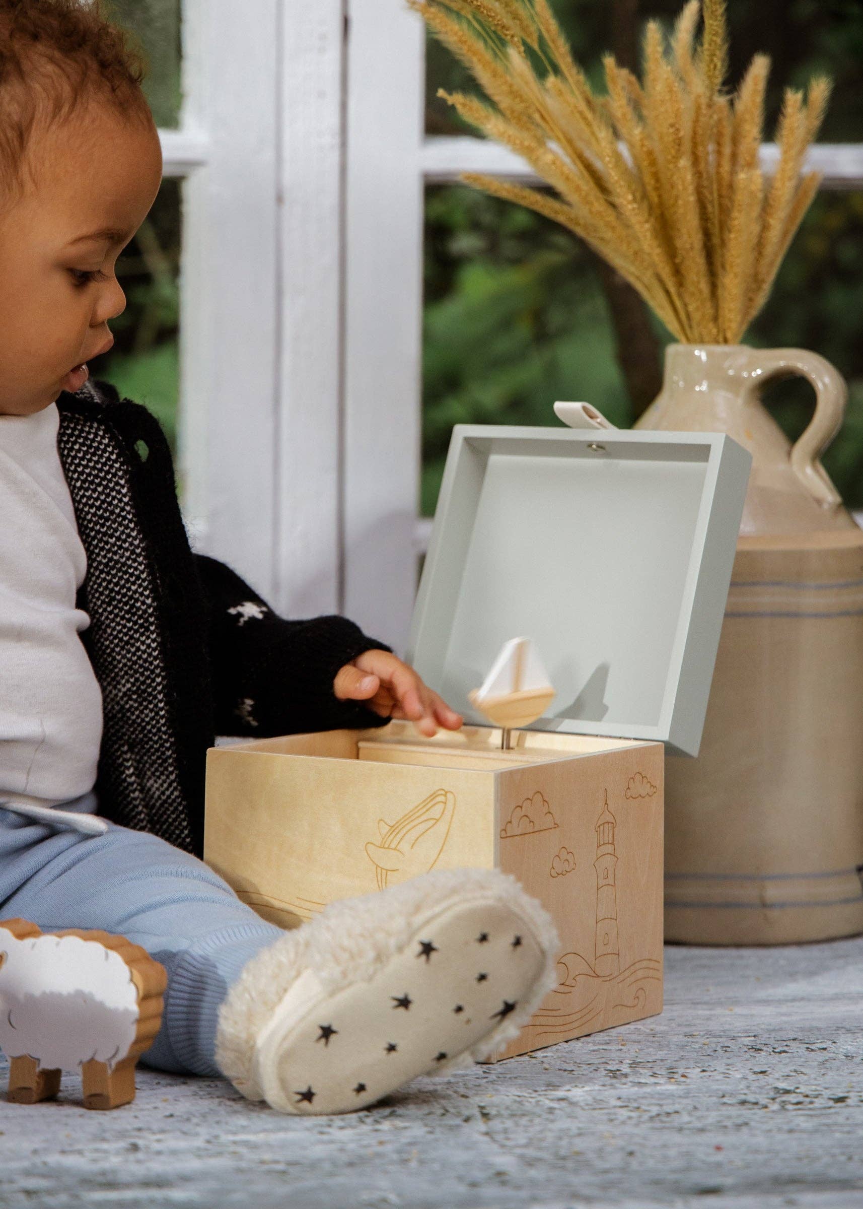 Spieluhr aus Holz mit Ozeanmotiv | Mit Segelboot und maritimer Melodie