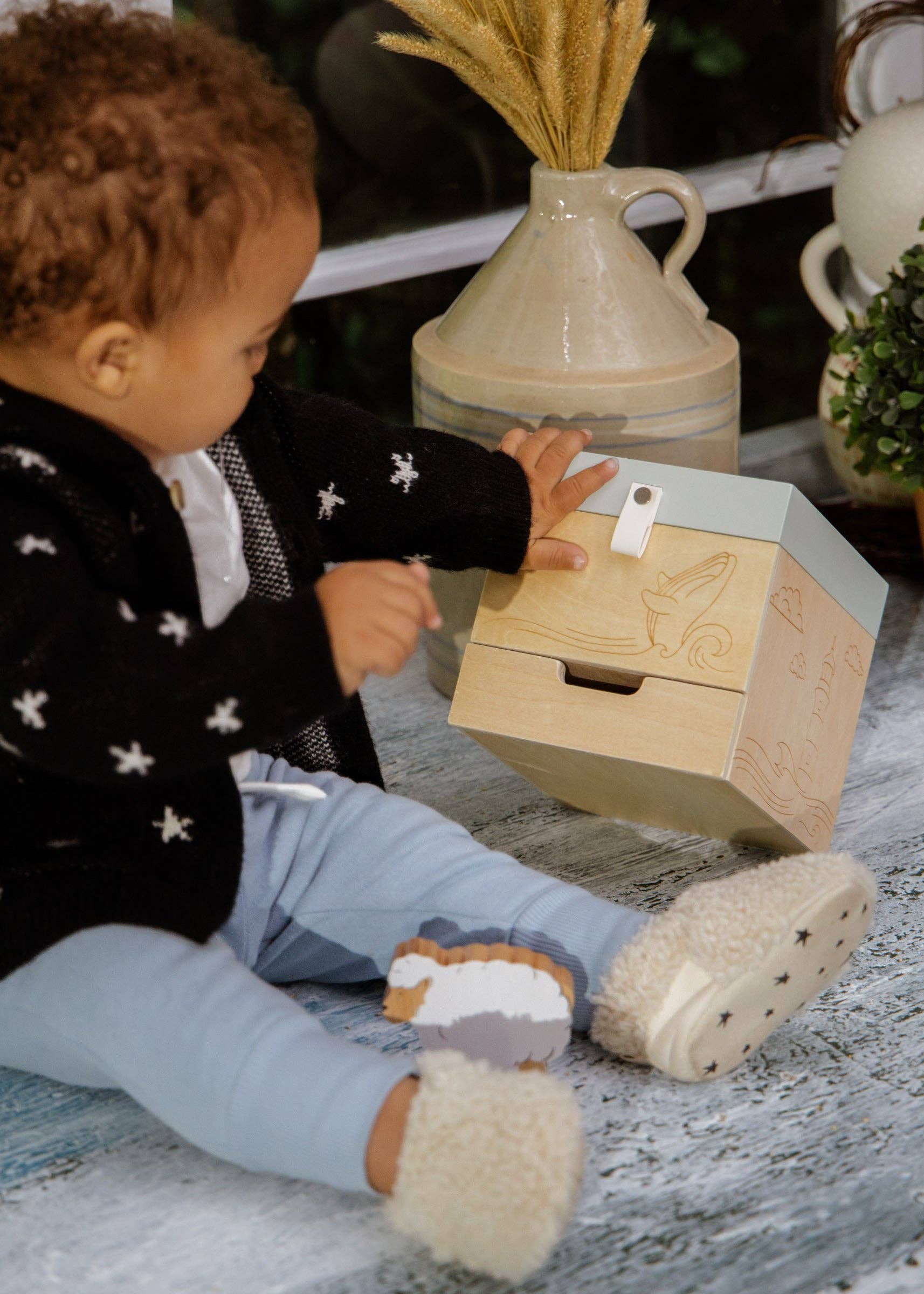Spieluhr aus Holz mit Ozeanmotiv | Mit Segelboot und maritimer Melodie