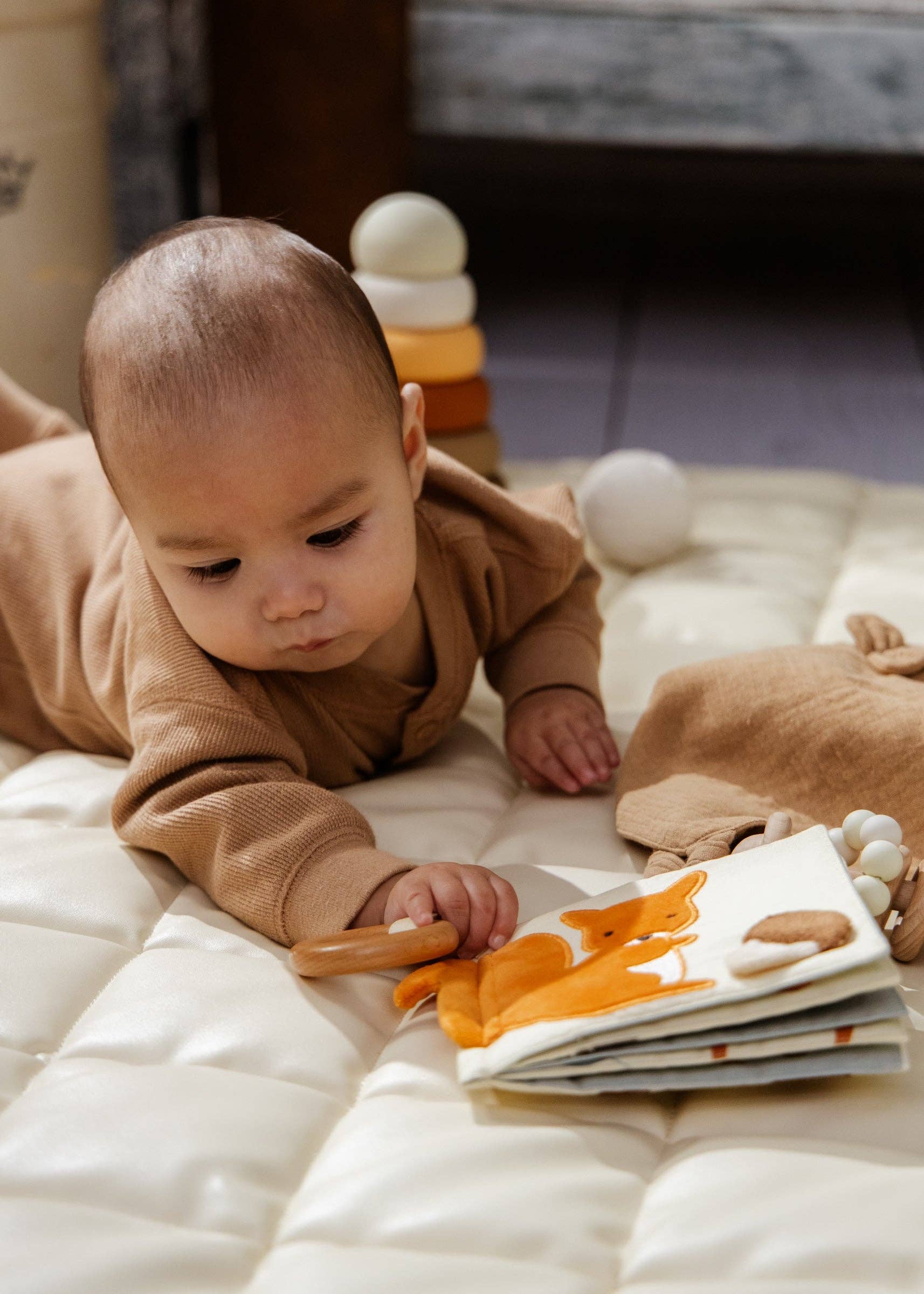 Baby First Toys Geschenkdoos | Met rammelaar, sensorisch boek en stapelspeelgoed